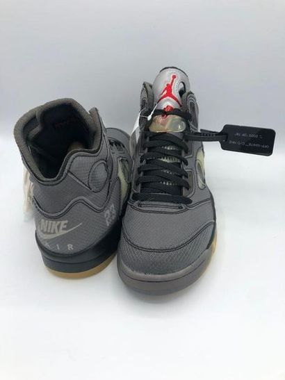 null Nike Air Jordan 5 x OFF WHITE
Paire de sneaker issue de la collaboration entre...
