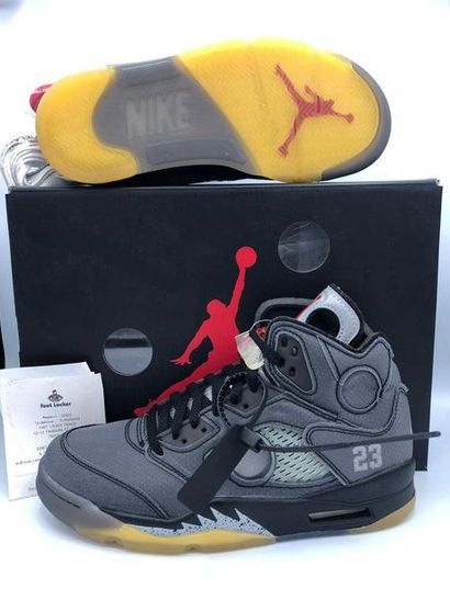 null Nike Air Jordan 5 x OFF WHITE
Paire de sneaker issue de la collaboration entre...