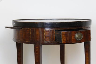 null Ensemble de deux meubles du XIXe siècle comprenant :
Table travailleuse de forme...