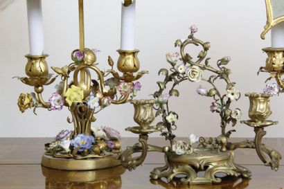 null Ensemble de trois chandeliers à deux bras de lumière, en laiton et porcelaine...