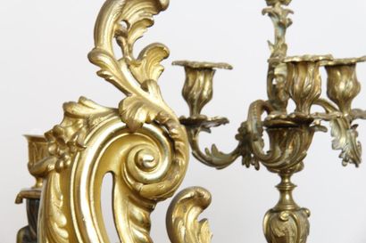 null Ensemble en bronze ciselé et doré comprenant une paire de chenets (H. 38 cm),...