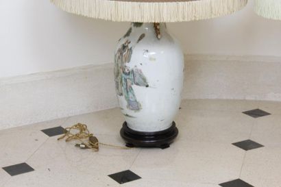null Deux vases montés en lampe de forme balustre à cols évasés, à polychromes de...