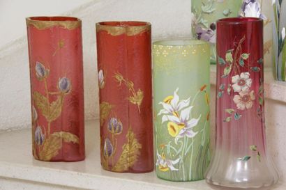null Ensemble de sept vases en verre, dont une paire, à décor émaillé peint de fleurs,...