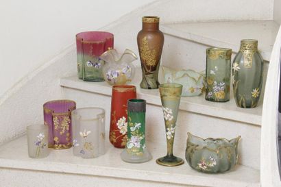 null Ensemble de 13 vases et coupes vide-poche en verre à décor gravé ou émaillé...