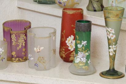 null Ensemble de 13 vases et coupes vide-poche en verre à décor gravé ou émaillé...