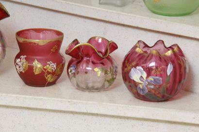 Ensemble de 9 vases en verre à décor gravé...