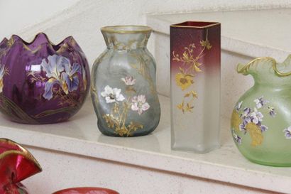 null Ensemble de 9 vases en verre à décor gravé ou émaillé peint de fleurs, à rehauts...