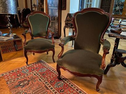 null Mobilier de salon comprenant : un canapé trois places, deux fauteuils dits Voltaire...