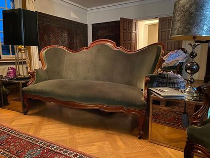 null Mobilier de salon comprenant : un canapé trois places, deux fauteuils dits Voltaire...