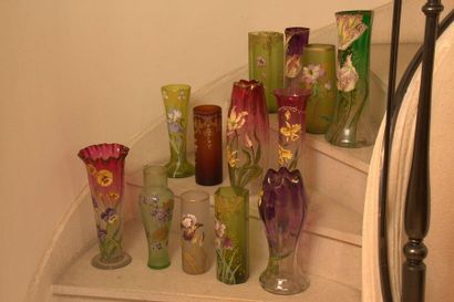 Ensemble de 13 vases en verre à décor gravé...