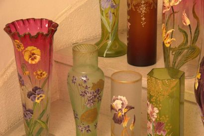null Ensemble de 13 vases en verre à décor gravé ou émaillé peint de fleurs, à rehauts...