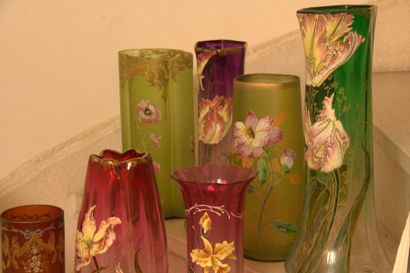 null Ensemble de 13 vases en verre à décor gravé ou émaillé peint de fleurs, à rehauts...
