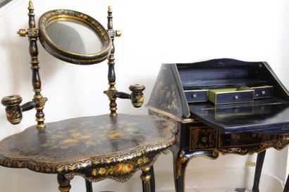 null Ensemble de deux meubles de style Napoléon III comprenant :
Bureau dit "de dame"...