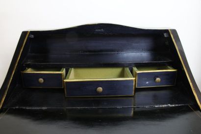 null Ensemble de deux meubles de style Napoléon III comprenant :
Bureau dit "de dame"...