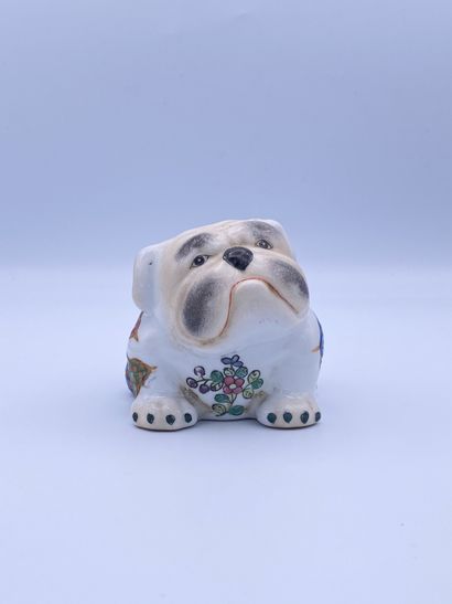 null 
Chine (1912-1949). 






Chien assis en porcelaine émaillée blanc et polychrome...