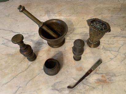 null 
India and Vietnam, circa 1900. 






Batch comprising a mortar and pestle...