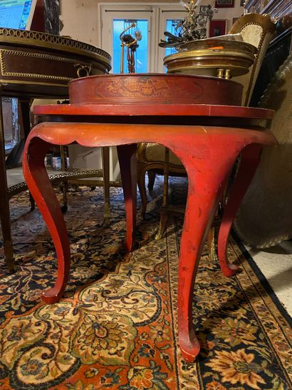 null 
Chine, circa 1900. 






Table circulaire en bois laqué rouge à pieds galbés....