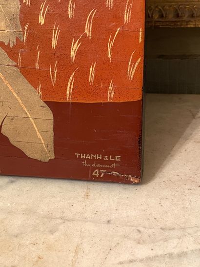 null 
Nguyen THANH LE (1919-2003). 






Panneau en bois laqué rouge et or représentant...