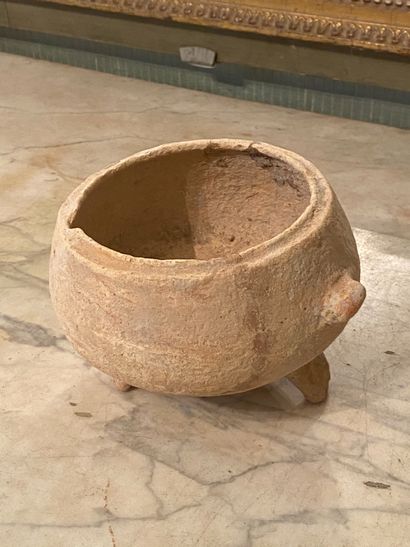 null 
Tripod pot with a wide opening and missing lid. 






Orange beige terracotta....