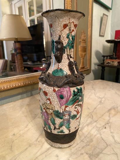 null 
Chine, Nankin, fin XIXème siècle. 






Vase en grès partiellement émaillé...