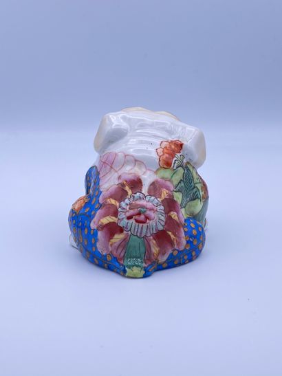 null 
Chine (1912-1949). 






Chien assis en porcelaine émaillée blanc et polychrome...