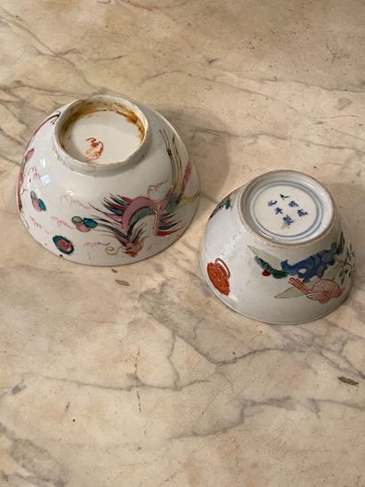 null 
Chine, XIXème siècle. 






Deux bols en porcelaine émaillée blanc et polychrome....