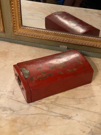null 
Chine, XXème siècle. 






Boîte formant tiroir en bois laqué rouge à décor...