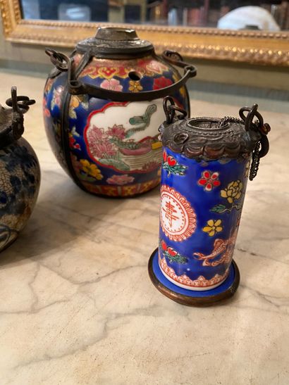 null 
Chine, XIXème et XXème siècle. 






Trois pipes en porcelaine à décor émaillé...