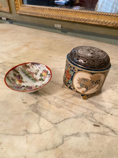 null 
Japan, 20th century. 






Set comprising a kutani porcelain bowl decorated...