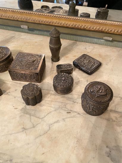 null 
South East Asia, 19th century. 






Lot including four boxes, one of which...
