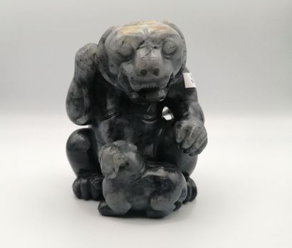 null 
CHINE, XXème siècle. Groupe en jade gris représentant un ours assis, son petit...