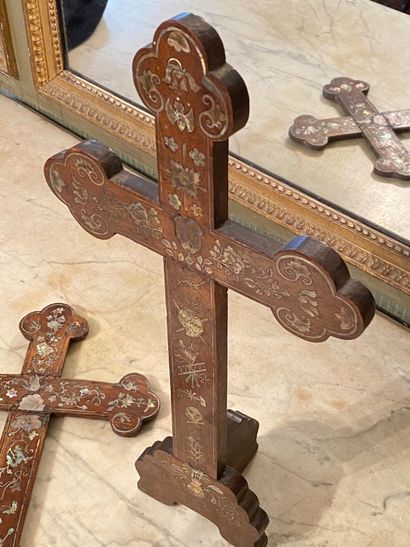 null 
Indochine, début XXème siècle. 






Deux crucifix en bois incrusté de nacre...