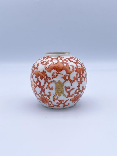 null 
CHINE, deuxième moitié du XXe siècle






 Vase ovoïde en porcelaine à décor...
