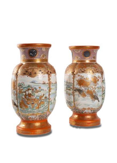 null 
JAPON, début XXème siècle. 






Paire de vases Satsuma avec marques au revers....