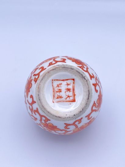 null 
CHINE, deuxième moitié du XXe siècle






 Vase ovoïde en porcelaine à décor...