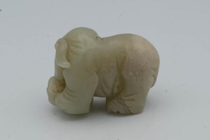 null 
CHINE, début XXème siècle. Éléphant en jade céladon. L'animal est représenté...