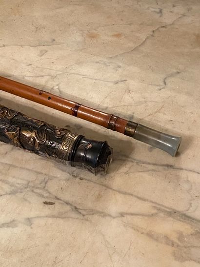null 
Chine, XIXème et XXème siècle. 






Deux pipes, l'une en bambou, jadéite,...