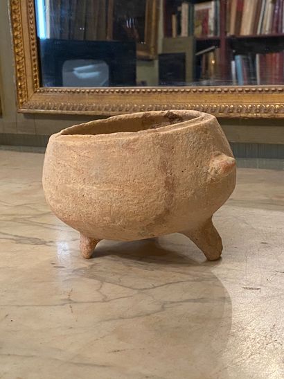 null 
Tripod pot with a wide opening and missing lid. 






Orange beige terracotta....