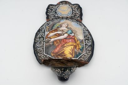 null 
Bénitier en émail peint polychrome avec rehauts d’or représentant Marie-Madeleine,...