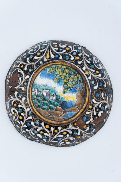 null 
Cup in polychrome painted enamel. The bottom is decorated with the inscription...