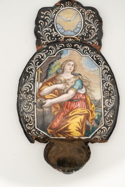 null 
Bénitier en émail peint polychrome avec rehauts d’or représentant Marie-Madeleine,...
