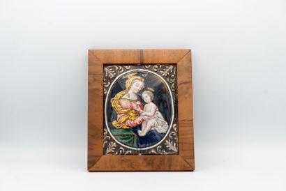 null 
Plaque en émail peint polychrome avec rehauts d’or représentant la Vierge à...