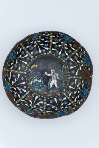 null 
Cup in polychrome painted enamel. The bottom is decorated with the inscription...