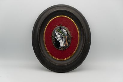 null 
Médaillon en émail peint polychrome représentant le profil de l’empereur Auguste,...