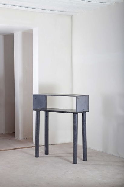 null Francesco Passaniti (1952),

Console de la collection Space, 

Béton. 

H. 107...