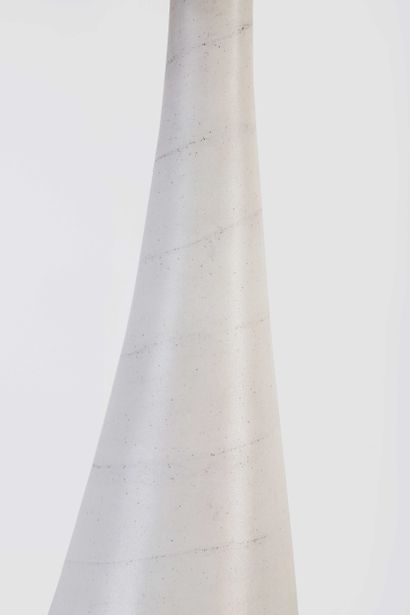 null Georges JOUVE (1910-1964),

Lampe de table en céramique émaillée blanche, avec...