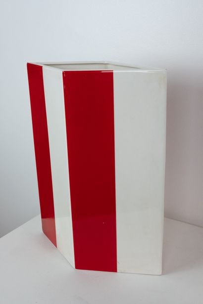  Daniel BUREN (né en 1938) 
Vase de la série « les cent vases » 2010, de forme triangulaire...