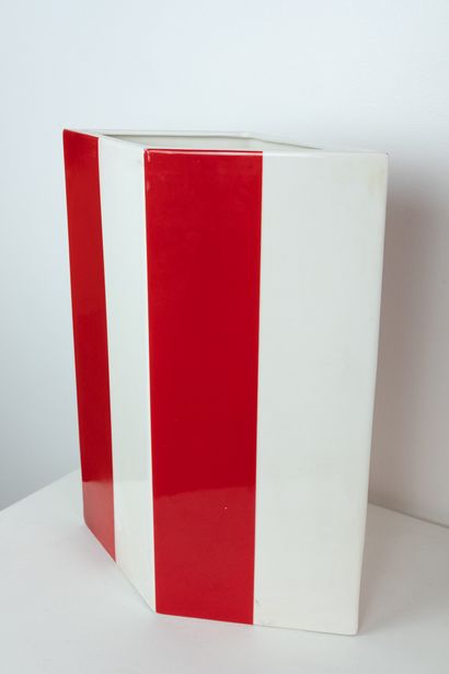  Daniel BUREN (né en 1938) 
Vase de la série « les cent vases » 2010, de forme triangulaire...