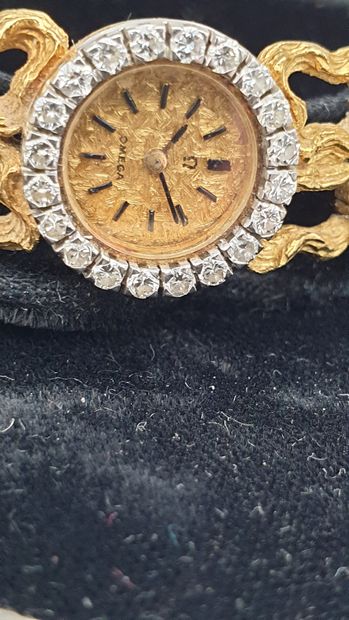 null OMEGA, circa 1960

Elegant ladies' watch in 18K yellow gold and diamonds. 

Round...