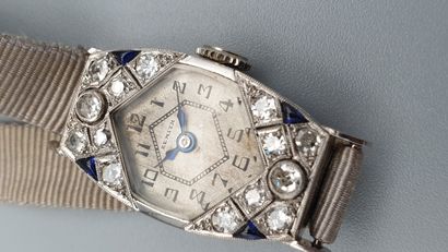 null ZENITH, vers 1920

Elegante montre de dame en or gris sertie de diamants et...